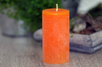 Dänische Stumpenkerze (Zylinder) orange durchgefärbt